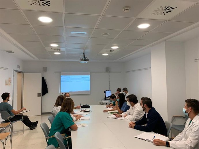 Un comité multidisciplinar del Hospital Clínico de Málaga decide la terapia más efectiva para cada paciente con cáncer de pulmón