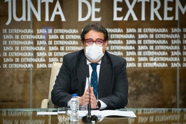 Imagen de archivo del consejero de Sanidad y Servicios Sociales, José María Vergeles, en rueda de prensa
