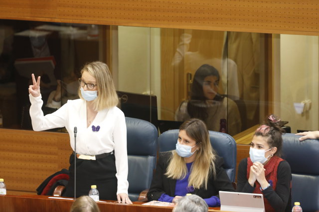 Las co-portavoces de Podemos, Carolina Alonso y Alejandra Jacinto (centro), en una sesión de control al Gobierno de la Comunidad de Madrid