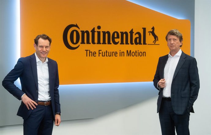 Archivo - Nikolai Setzer (L), Chairman of the Executive Board of Continental AG, and Wolfgang Schaefer, member of the Executive Board of Continental AG, arrive for the company's annual press conference for its 2020 financial results at the company's hea