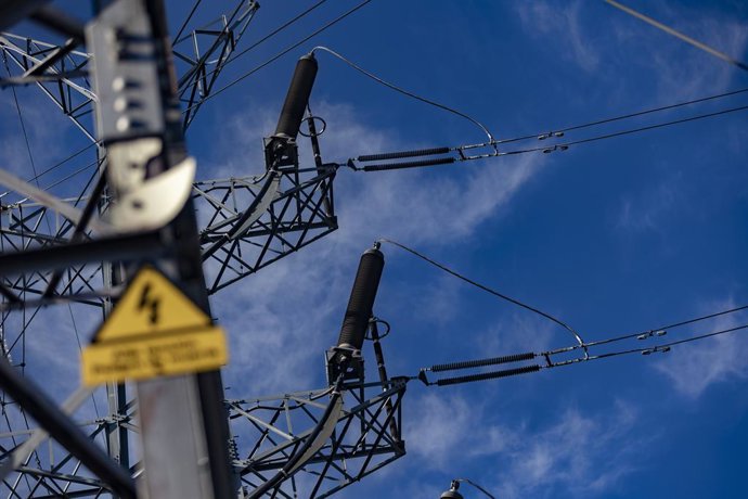Arxiu - Una torre elctrica d'alta tensió
