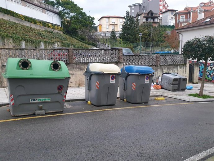 Contendores de basura en una calle de Santander