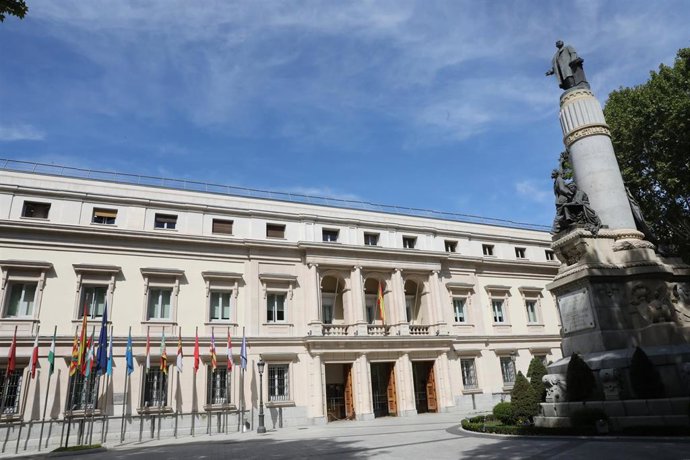 Archivo - Fachada exterior del Palacio del Senado , junto al monumento de Antonio Cánovas del Castillo, en Madrid.