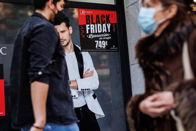 Un comercio anuncia descuentos por el Black Friday, a 12 de noviembre de 2021, en Madrid (España). 