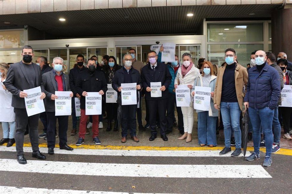 Diego Conesa en la concentración de los profesionales sanitarios en la puerta del Hospital Comarcal del Noroeste