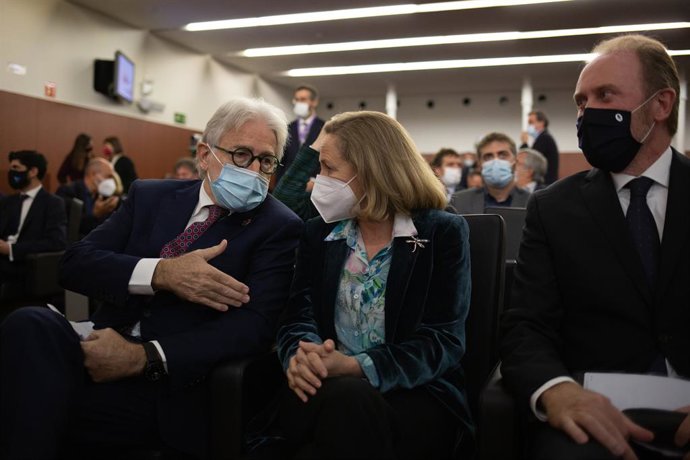 La vicepresidenta del Govern central, Nadia Calviño, al costat del president de Foment del Treball, Josep Sánchez Llibre, durant l'acte