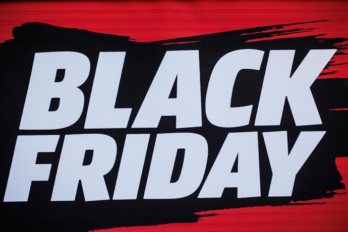 Un cartel por el Black Friday en un comercio de Goya, a 12 de noviembre de 2021, en Madrid (España). Aunque el día oficial del Black Friday sea el próximo viernes 26 de noviembre, las ofertas empiezan días antes con descuentos que oscilan en torno al 20