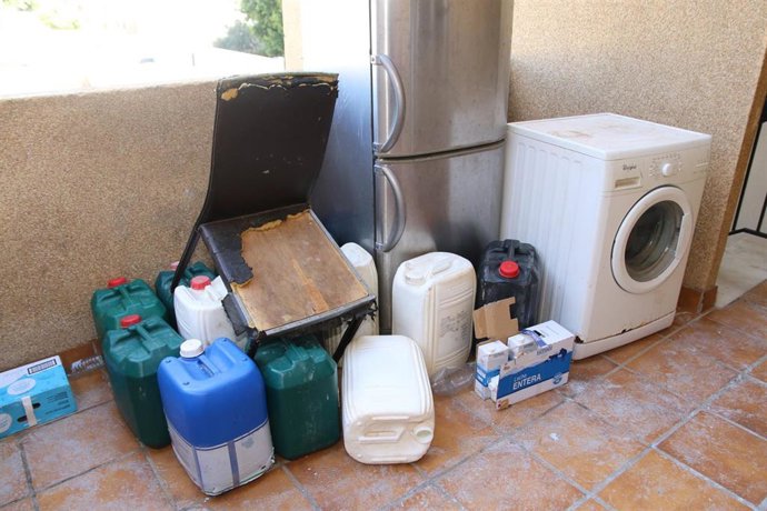 Garrafas almacenadas en una terreza de acceso al nmueble donde han fallecido una mujer y sus dos hijos menores en el incendio "intencionado" de su vivienda en Almería 