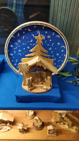 Portal de madera de Belén que se venderá en la Tienda de Comercio Justo de Huesca.