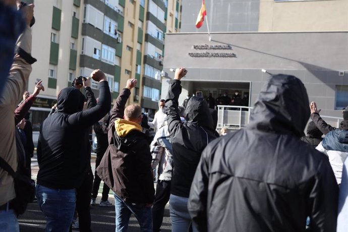 Manifestantes de la huelga del metal ante la Comisaría de Policía en Cádiz en el tercer día de huelga.