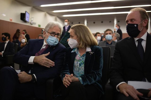 La vicepresidente del Gobierno, Nadia Calviño, junto al presidente de Foment del Treball, Josep Sánchez Llibre, durante el acto.