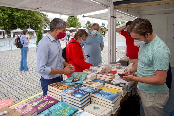 El vicepresidente, Pablo Zuloaga, y la directora general de Acción Cultural, Gema Agudo, en la Feria del Libro de Santander