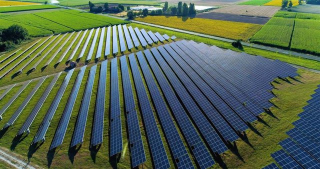 Archivo - La planta solar de Amazon en Zaragoza ya aporta energía, que se suma a la producida en Alcalá de Guadaira