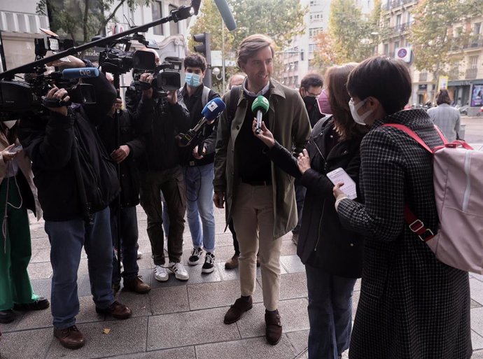 El vicesecretario de Comunicación del Partido Popular, Pablo Montesinos, responde a los medios a su llegada a una reunión del Comité de Dirección del PP, a 29 de octubre de 2021, en Madrid, (España).