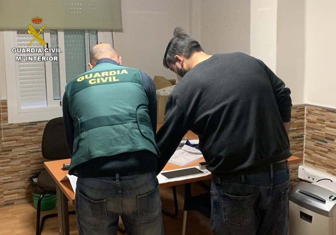 La Guardia Civil detiene a tres miembros de una red acusados de estafar casi 380.000