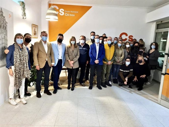 Representantes de la formación liberal, en la sede de Inca.