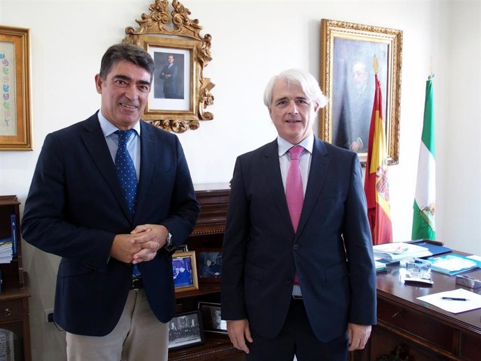 El decano de los letrados malagueños, Salvador González, y el gerente del museo, Javier Ferrer.