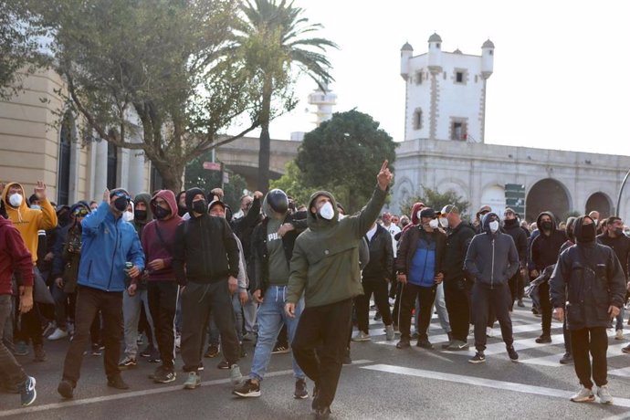 Trabajadores del metal, durante la manifestación en Cádiz por la huelga del metal.