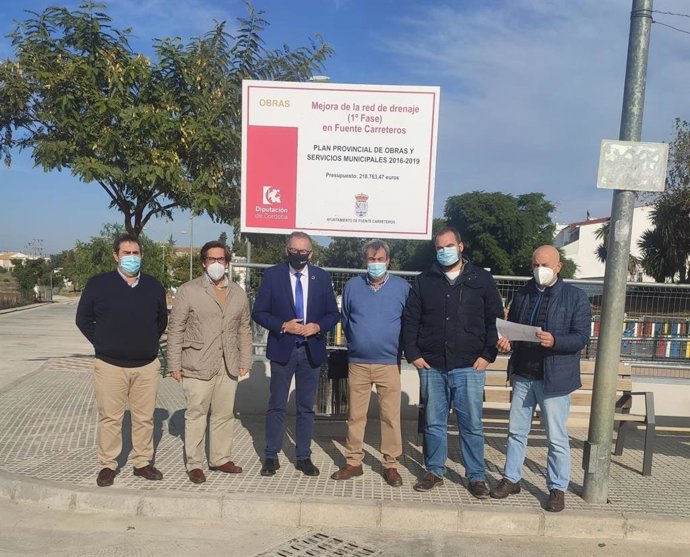 El delegado de Cohesión Territorial de la Diputación de Córdoba, Juan Díaz (tercero por la izda.), en su visita a Fuente Carreteros.