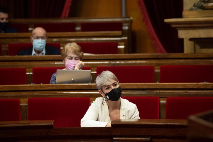 La consellera de Justicia, Lourdes Ciuró, durante una sesión plenaria en el Parlament de Cataluña, a 19 de octubre de 2021, en Barcelona, Cataluña (España). 