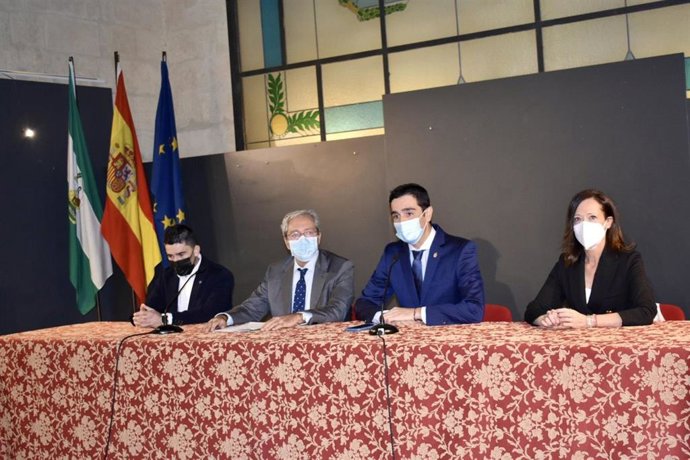 Reunión del consejero Rogelio Velasco con empresarios del sector del plástico