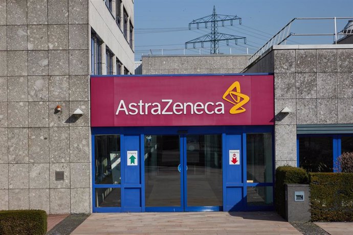 Archivo - 31 March 2021, Schleswig-Holstein, Wedel: The logo of the international pharmaceutical company AstraZeneca is seen at the entrance of the company's building in Wedel town. AstraZeneca says it respects this week's decision by Germany to restric