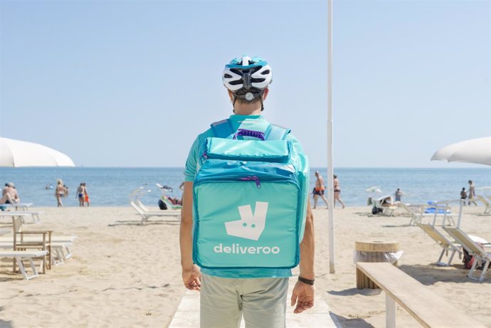 Archivo - Repartidor de Deliveroo en la playa