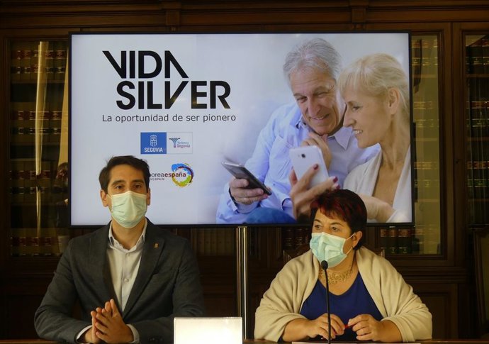 El concejal de Turismo, Miguel Merino (izquierda) y la alcaldesa de Segovia, Clara Luquero (derecha).