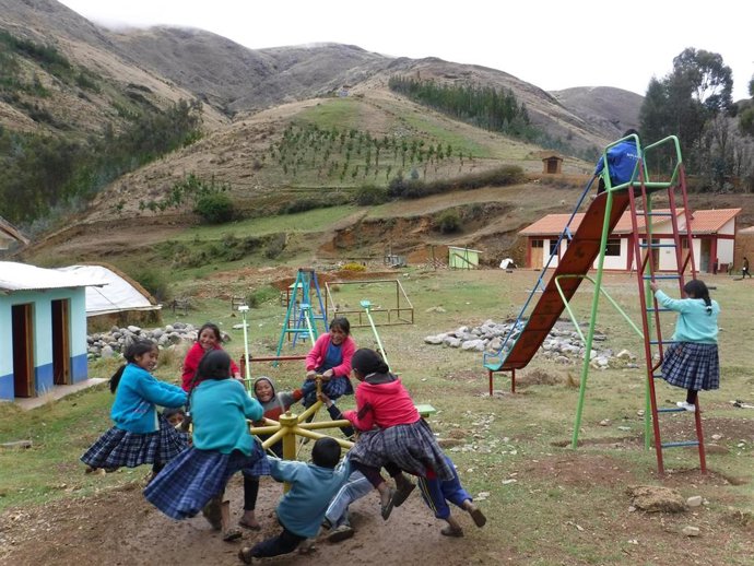Archivo - Niñas en el Distrito del Cuzco en Perú.
