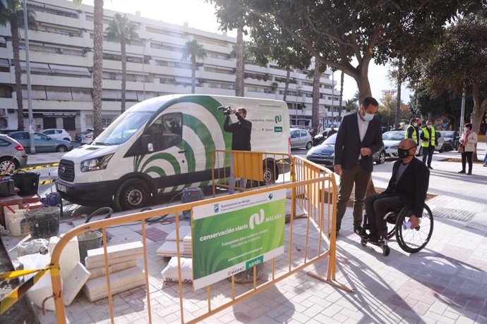 Los concejales Raúl López y Luis Verde en una visita a obras del Plan de Conservación Viaria de Málaga