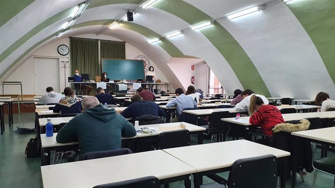 Archivo - Examen en las instalaciones de la UNED en Gijón para ingresar en la Aadministración General del Estado.