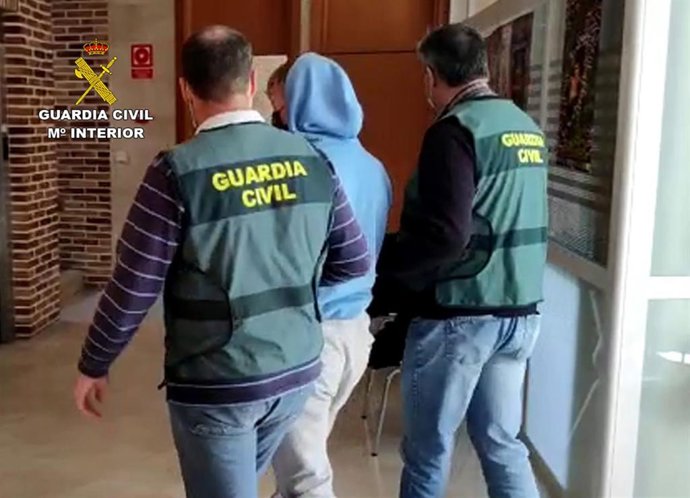 Imagen del detenido, custodiado por la Guardia Civil