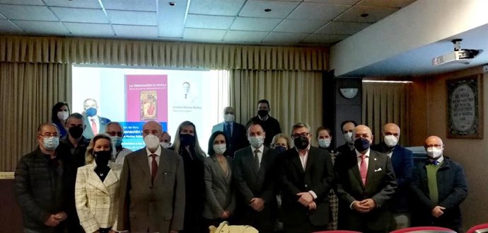 'La Trepanación En Sevilla', Del Neurocirujano Del Centro De Neurología Avanzada (CNA), Andrés Muñoz, Se Ha Presentado Este Jueves En La Facultad De Medicina Ante Un Nutrido Grupo De Representantes Del Mundo Docente De La Ciudad.