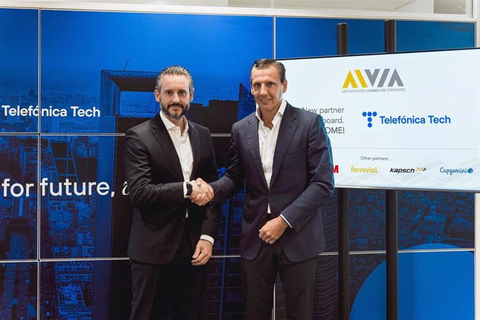 Firma del acuerdo entre Aivia y Telefónica Tech
