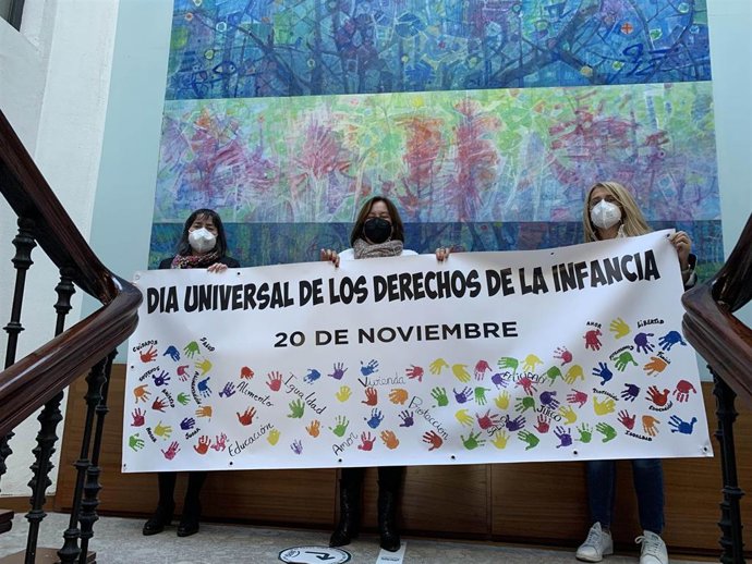 La jefa de servicio de Servicios Sociales del Ayuntamiento der Siero, Amparo Vallina; Ana Rosa Nosti, concejala; y la técnica del EITAF (equipo de intervención técnica de apoyo a la familia), Marisa Alonso.