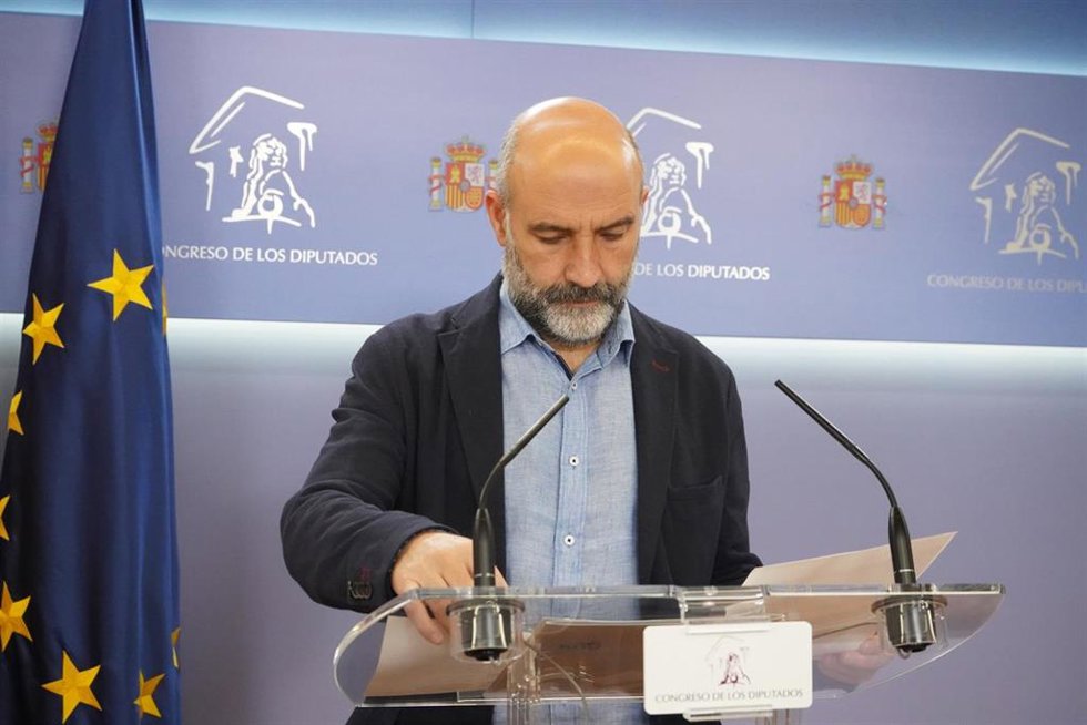 Archivo - El diputado del BNG en el Congreso, Néstor Rego, en rueda de prensa.