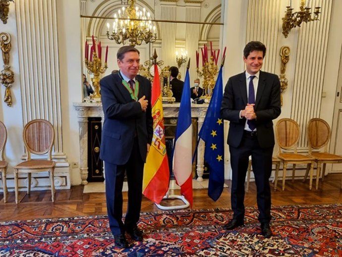 El ministro de Agricultura, Pesca y Alimentación, Luis Planas, recibe condecoración de Francia