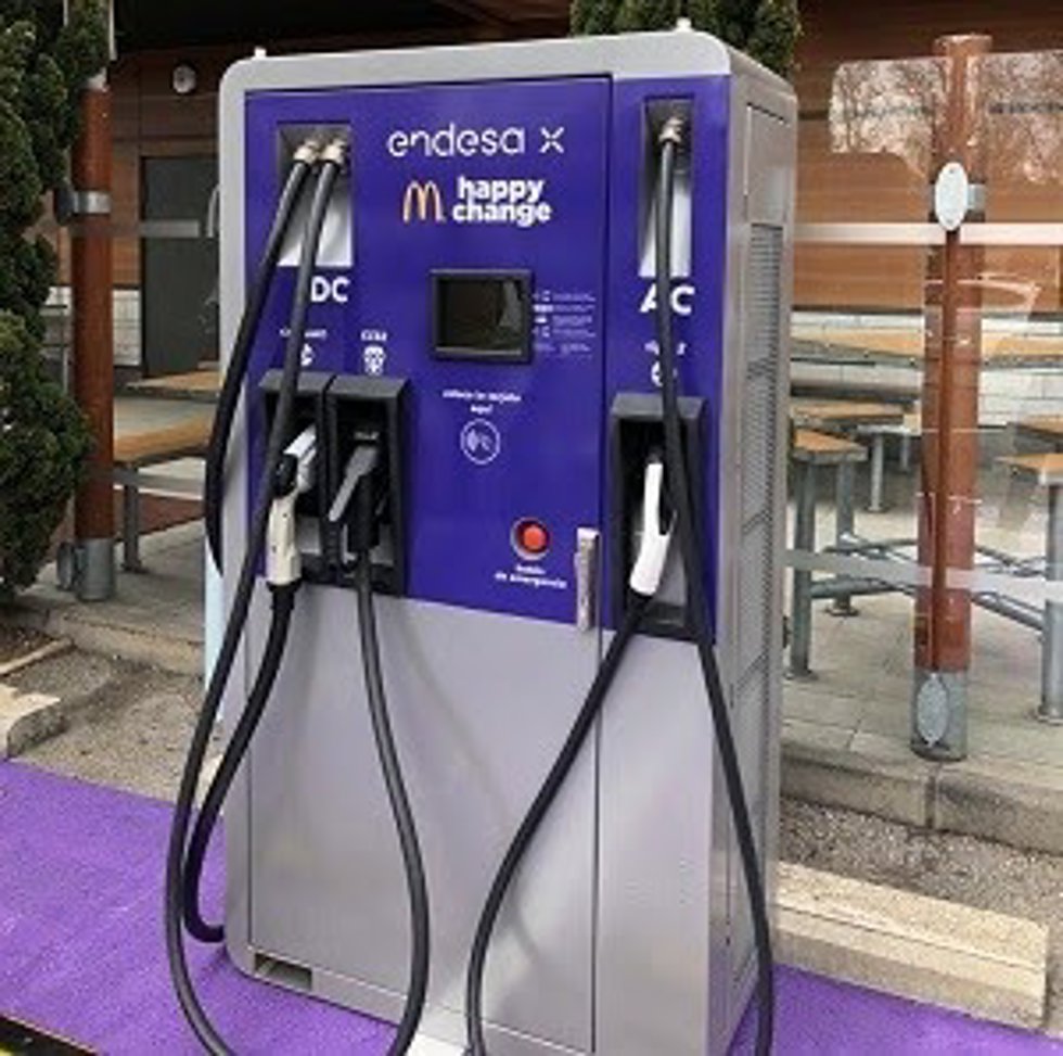 Endesa X y McDonald's inauguran puntos de recarga para coches eléctricos en cuatro restaurantes