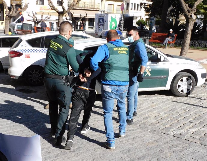 Imagen del detenido conducido por la Guardia Civil