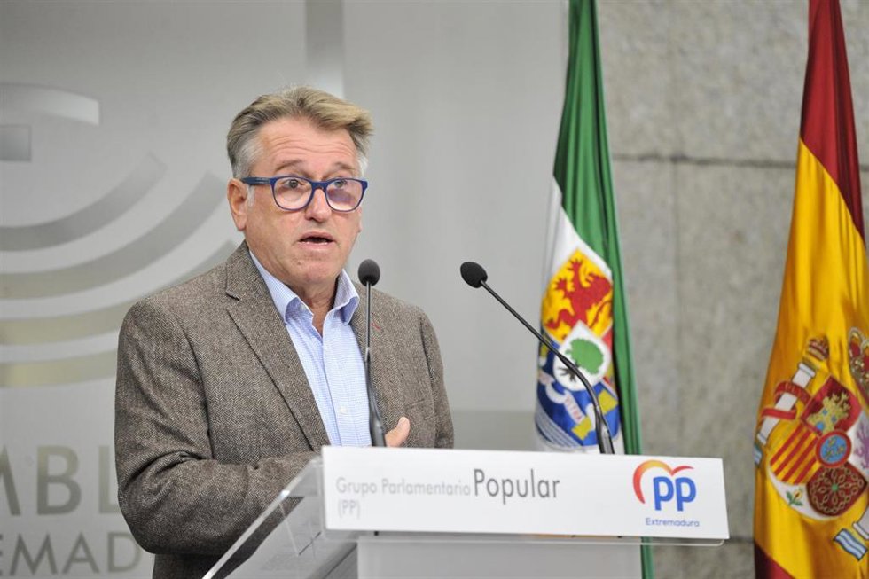 El portavoz de Infraestructuras del Grupo Parlamentario Popular en la Asamblea de Extremadura, Víctor del Moral, en rueda de prensa