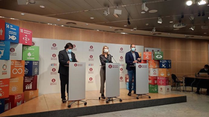 El diputado de Infraestructuras y Espacios Naturales, Pere Pons, la diputada de Igualdad y Sostenibilidad Social, Llusa Moret, y el diputado de Acción Climática, Xesco Gomar, en rueda de prensa.