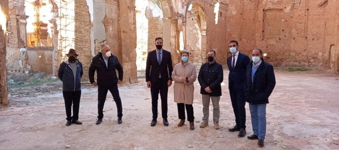 La directora general de Patrimonio Cultural del Gobierno de Aragón, Marisancho Menjón, con el director general de Memoria Democrática, Diego Blázquez, en el pueblo viejo de Belchite.