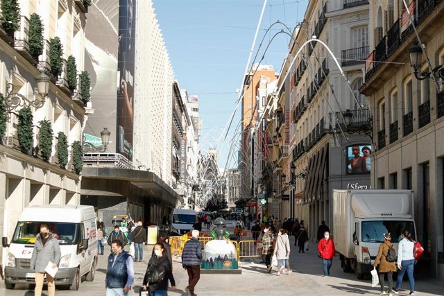 Archivo - La iluminación de la calle Preciados ya está preparada para el encendido, en Madrid.