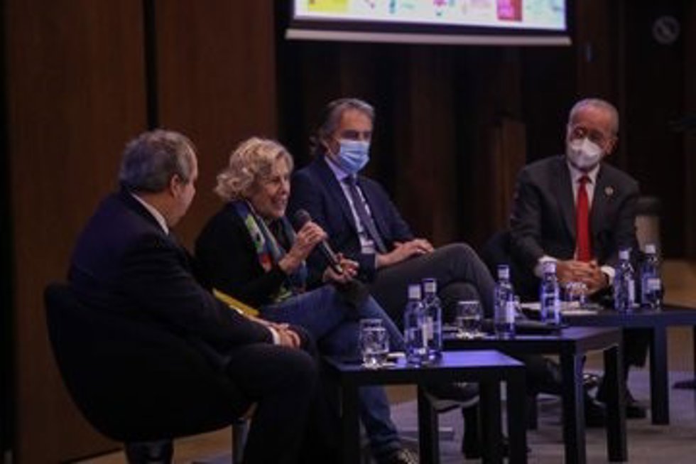Los exalcaldes de Madrid, Barcelona y Santander, Manuela Carmena, Jordi Hereu e Íñigo de la Serna, respectivamente, debaten junto al alcalde de Málaga, Francisco de la Torre,