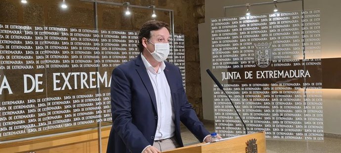 El secretario general de Educación de la Junta de Extremadura, Francisco Javier Amaya, en rueda de prensa sobre cambios en el decreto de escolarización