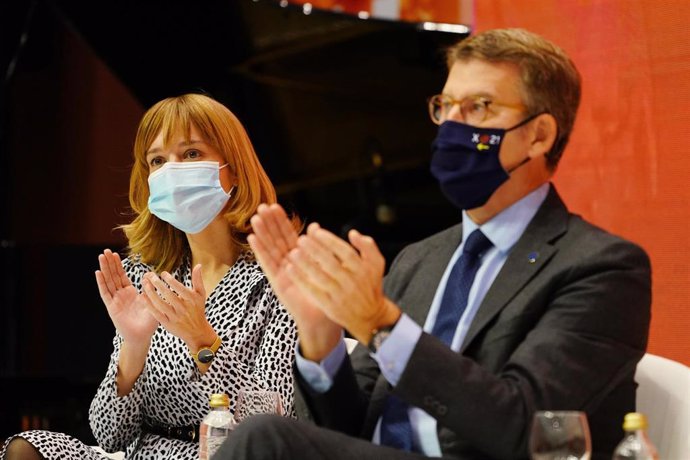 La ministra de Educación y Formación Profesional, Pilar Alegría, y el presidente de la Xunta de Galicia, Alberto Núñez Feijóo, aplauden en la presentación de Talentia Summit 21.