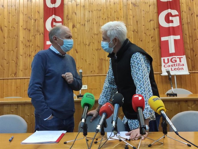 Los secretarios generales de UGT en Castilla y León y en Salamanca, Faustino Temprano (i) y Marcelino Muñoz (d), respectivamente, hablan antes de la rueda de prensa.