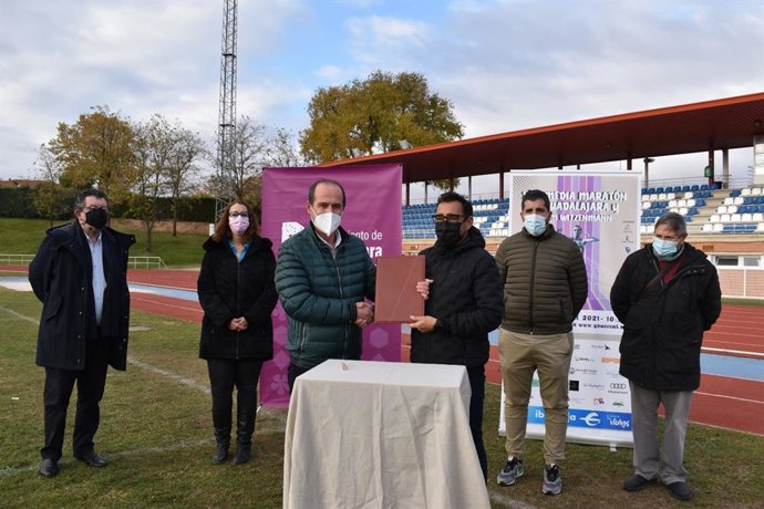 Ell alcalde, Alberto Rojo, y el presidente del club de atletismo La Esperanza, Javier Cañadillas, firman un convenio de colaboración para la celebración de la Media Maratón de Guadalajara.