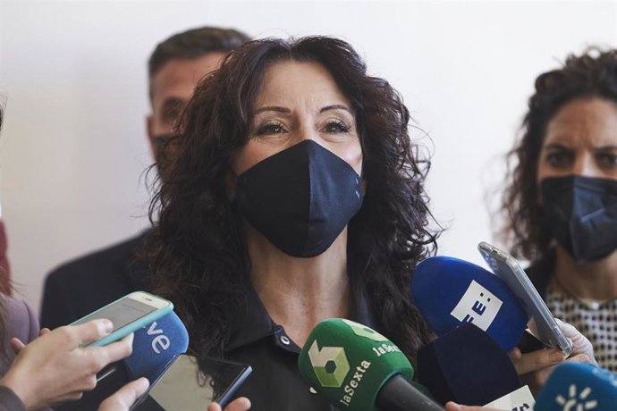 La consejera de Igualdad, Rocío Ruiz, atiende a los medios de comunicación en una foto de archivo  