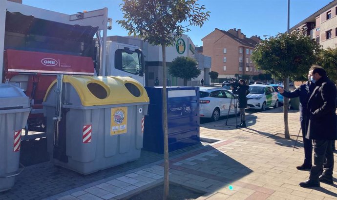 Puente observa como se produce la recogida de este nuevo contenedor.